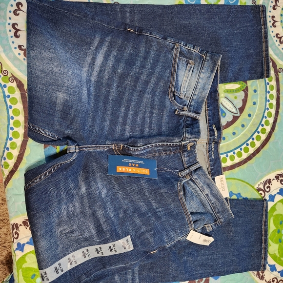 Old Navy Blue Relaxed Jeans with Classic Indigo Wash - Picture 3 of 9